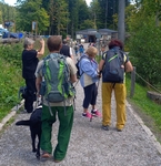 Naše skupinka - foceno zezadu - před pokladnou Stezky korunami stromů