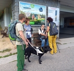 Menší skupinka - 4 lidi - odpočívají u stanice lanovky na Černou horu.