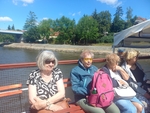 Skupina žen sedící na horní palubě na lodi při plavbě. Skupina žen sedící na horní palubě na lodi při plavbě.