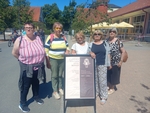 Naše skupina stojící na kolonádě před plakátem výstavy Spolku výtvarných umělců Mánes. Naše skupina stojící na kolonádě před plakátem výstavy Spolku výtvarných umělců Mánes.