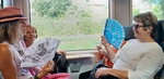 Členky SONS ve vlaku s vějíři Členky SONS ve vlaku s vějíři