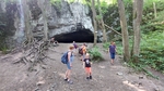 skupina turistů před jeskyní