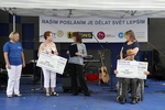 Vedoucí prodejny Tyflopomůcek Praha paní Alžběta Suková přebírá šek od Rotary klubu Praha City
