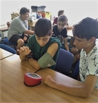 žáci zkoušejí ozvučený tlakoměr