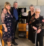 Čtyři členové SONS pózují ve fotokoutku