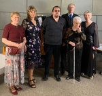 Skupinka členů SONS pózuje ve fotokoutku