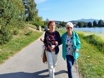 Dvě ženy SONS kráčejí po cestě okolo rybníka