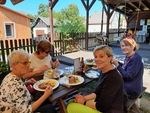 Čtyři ženy SONS u oběda na terase v restauraci Dřevěnka