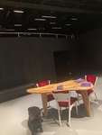 Stůl od Štěpána Cabana, původně z Bytu Tygra, na stole publikace „Devade“, před stolem Casper.