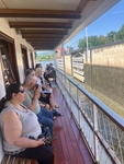 Foto členů sedících na lavici na palubě Foto členů sedících na lavici na palubě