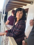 Usmívající se členka na palubě u zábradlí Usmívající se členka na palubě u zábradlí