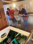 Foto dvou členek s doprovodem u parního stroje Foto dvou členek s doprovodem u parního stroje