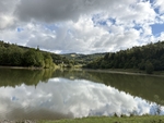 Krajina odrážející se na hladině přírodního koupaliště Krajina odrážející se na hladině přírodního koupaliště