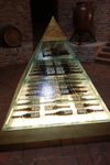 skleněná pyramida uvnitř s pravým vinařským pokladem
