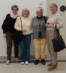 Čtyři členky pózují po přednášce ve foajé PKO