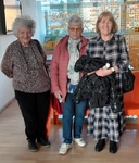 Tři členky SONS pózují před přednáškou