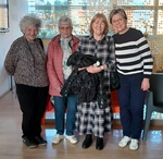 Čtyři členky SONS pózují před začátkem přednášky