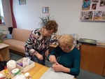 Na obrázku lektorka a jedna z nás při společné práci na zvonečku.