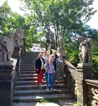 Naše skupina na schodech před Loretou, schody lemovány sochami andělůmi