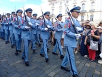 Garda hradní stráže - muži ve světlemodrých slavnostních uniformách pochodují do služby