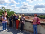 Naše skupina opřená o zeď před Pražským hradem a hledí na Prahu