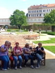 Naše skupina svačí na lavičce ve Valdštejnské zahradě
