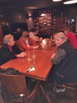 Čtyři členky a jeden člen SONSu u stolu v restauraci Domov