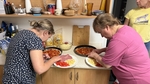 Zdobení pizzy tvarůžky, salámem a zeleninou Zdobení pizzy tvarůžky, salámem a zeleninou
