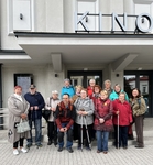 Na obrázku skupina diváků z Trutnova i Náchoda před Kinem Vesmír v Trutnově. Na obrázku skupina diváků z Trutnova i Náchoda před Kinem Vesmír v Trutnově.