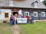 Společné foto členů před chalupou s bannerem našeho sponzora Společné foto členů před chalupou s bannerem našeho sponzora