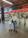Jan Šnyrych a Veronika Pokorná při pouliční sbírce Bílá pastelka ve vestibulu metra Muzeum
