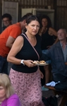 Pavla Tomášková z TyfloCentra v akci: jak vítr nese na tácku klobásku někomu z nás. Pavla Tomášková z TyfloCentra v akci: jak vítr nese na tácku klobásku někomu z nás.