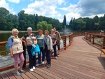 Část naší skupiny – 6 žen – stojí na nově vybudované promenádní lávce přes lázeňské jezírko.
