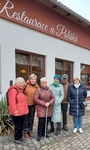 Skupina členů SONS pózuje před vchodem do restaurace Skupina členů SONS pózuje před vchodem do restaurace