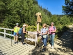 Naše skupinka focená na dřevěné lávce u turistického rozcestníku v údolí Zeleného potoka.