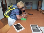 Prohlížení fotografií z blízka - byla možnost si fotografie přímo vzít do ruky a prohlídnout si je z potřebné vzdálenosti nebo lupou. Prohlížení fotografií z blízka - byla možnost si fotografie přímo vzít do ruky a prohlídnout si je z potřebné vzdálenosti nebo lupou.