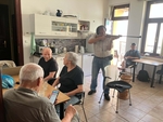 Člen při střelbě z pušky a v pozadí ostatní střelci