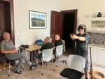 Člen při střelbě z pistole a v pozadí ostatní střelci