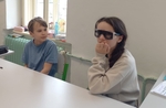 Na obrázku děti, které si zkouší simulační brýle, které navozují různé zrakové vady.