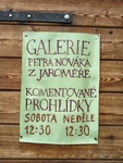 Foto cedulky na dveřích, která informuje, že stojíme před Galerií Petra Nováka z Jaroměře a že se komentované prohlídky konají vždy v sobotu a v neděli ve 12:30 hod.