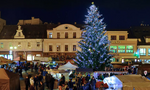 Centrum Jablonce  se stánky a ozdobeným vánočním stromkem