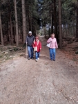 Tři členové SONS kráčejí lesní cestou