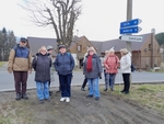 Členové SONS pózují na zastávce MHD v Bedřichově