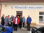 Stojíme před hasičským muzeem. Stojíme před hasičským muzeem.