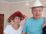 Členové při zkoušení klobouků