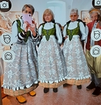 Foto tří členek v dobových krojích