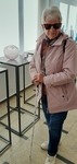 Členka SONS pózuje u uměleckého artefaktu Členka SONS pózuje u uměleckého artefaktu