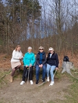 Čtyři členky SONS sedí na lavičce - cestou na Prosečský hřeben