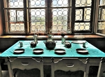 Prostřený stůl v jedné z místností hradu