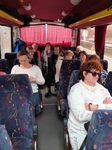 1 Jízda autobusem - členové SONS sedí v autobusu